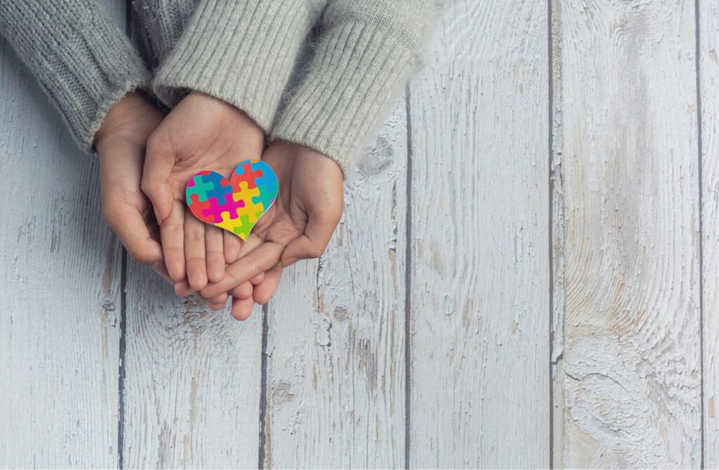 Familias exigen derogar norma que las obliga a pagar “maestros sombra” para niños y niñas con autismo