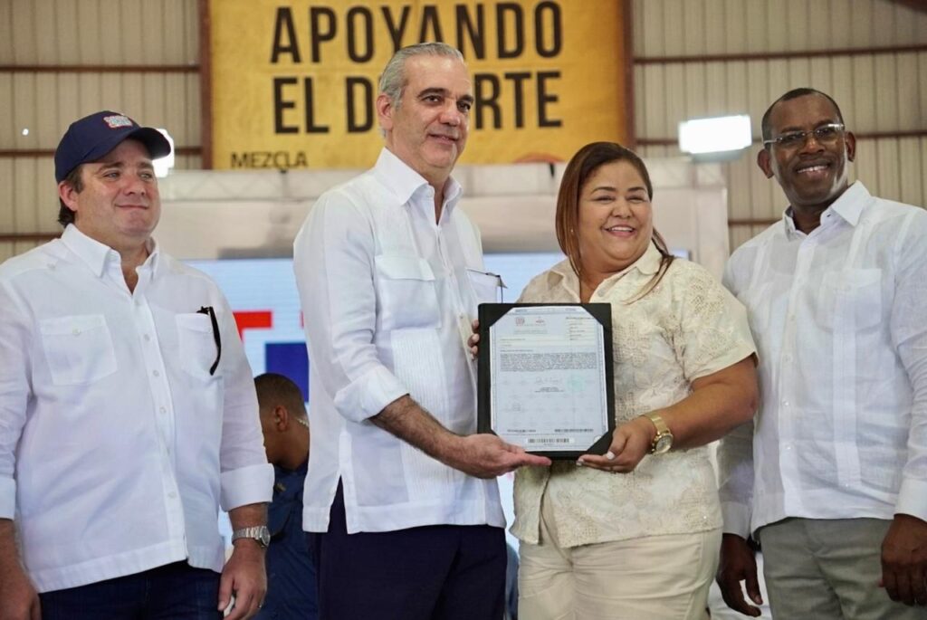 Abinader entrega 400 certificados de títulos de propiedad en Pepillo Salcedo