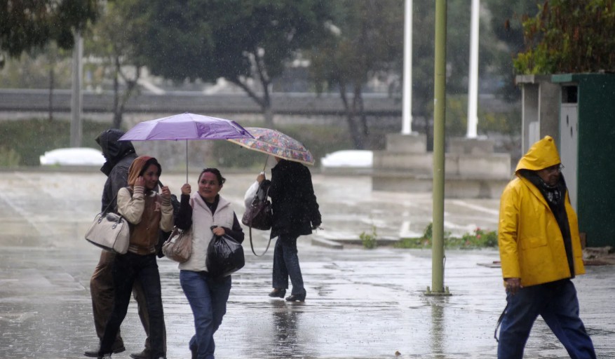 Onda tropical y vaguada provocarán aguaceros este sábado