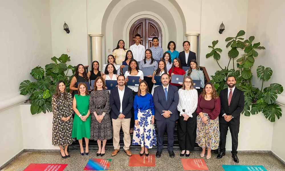Fundación Hazoury y Unibe otorgan becas a estudiantes