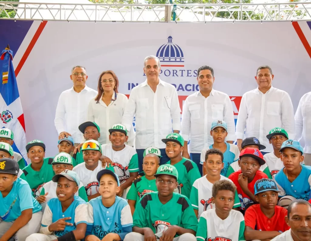 Presidente Abinader inaugura play de escuela en Samaná