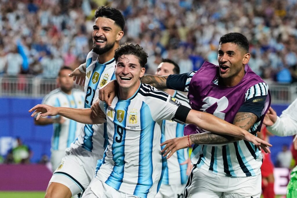 Argentina sobrevive in extremis a Suiza y avanza en el Mundial