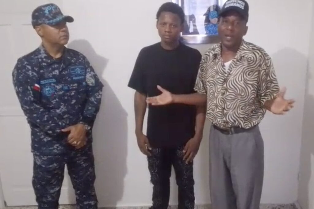 Joven buscado por presuntos asaltos se entrega a la Policía en SDE