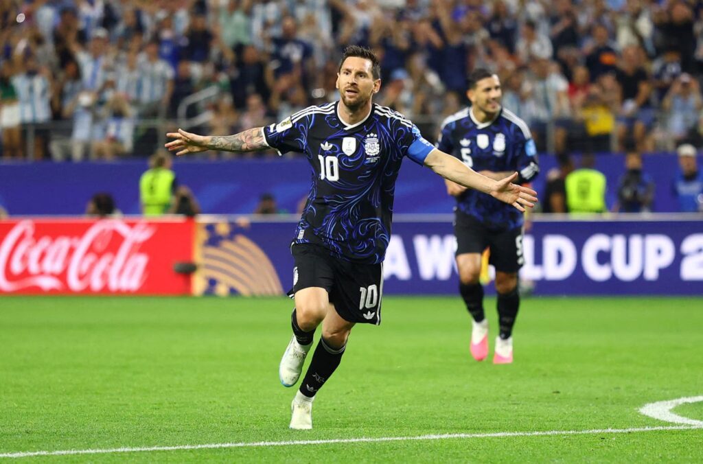 Argentina apuesta por camiseta oscura, talismán histórico