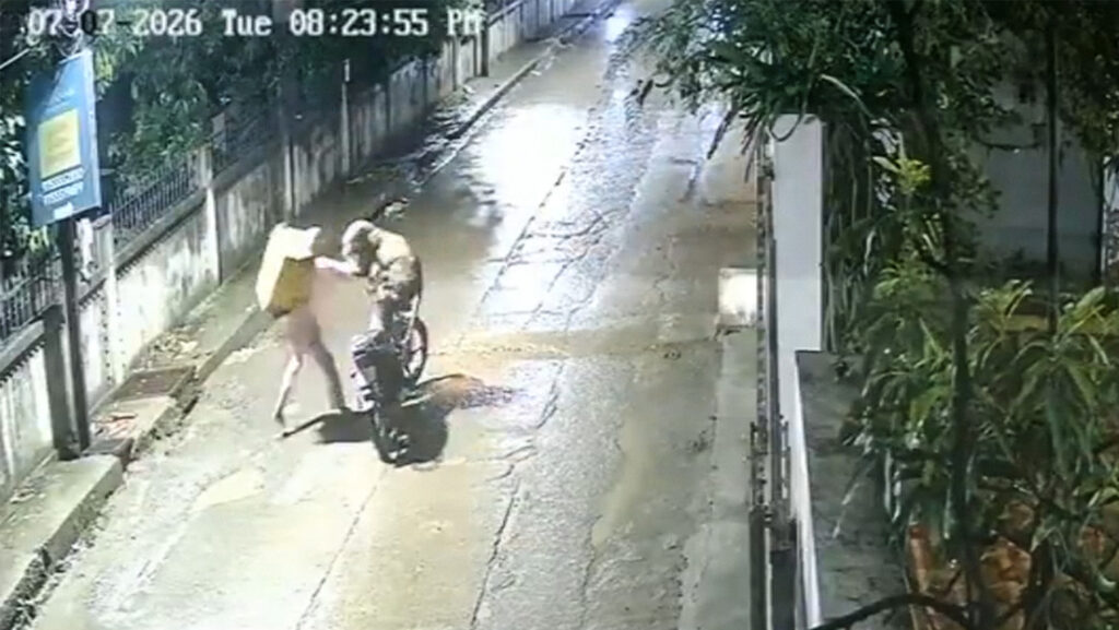 Un repartidor sufre un ataque salvaje en plena calle (VIDEO)