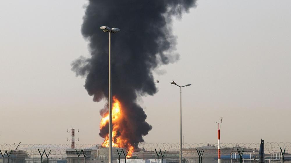 Un muerto y ocho heridos en un ataque a petroleros de Emiratos Árabes atribuido a Irán