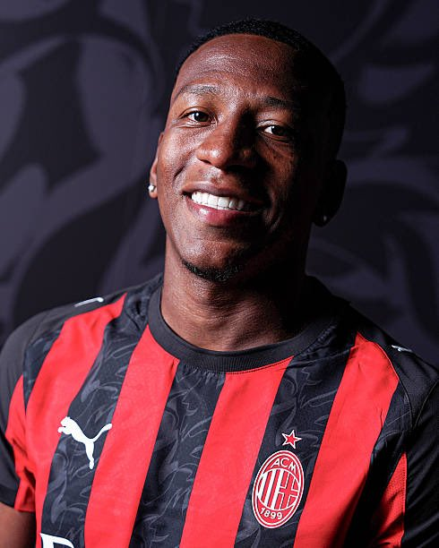 Aston Villa avanza en la contratación de Pervis Estupiñán