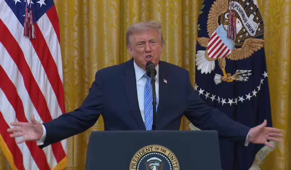 Trump pone en duda la integridad del sistema electoral y denuncia interferencias de China