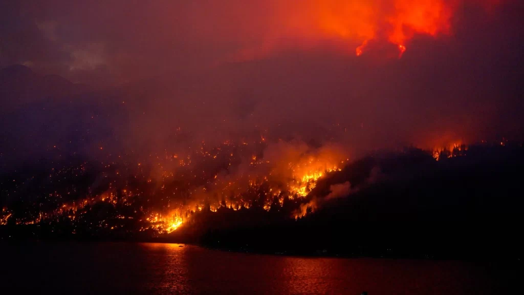 Humo de incendios en Canadá cubre los Grandes Lagos y el Medio Oeste