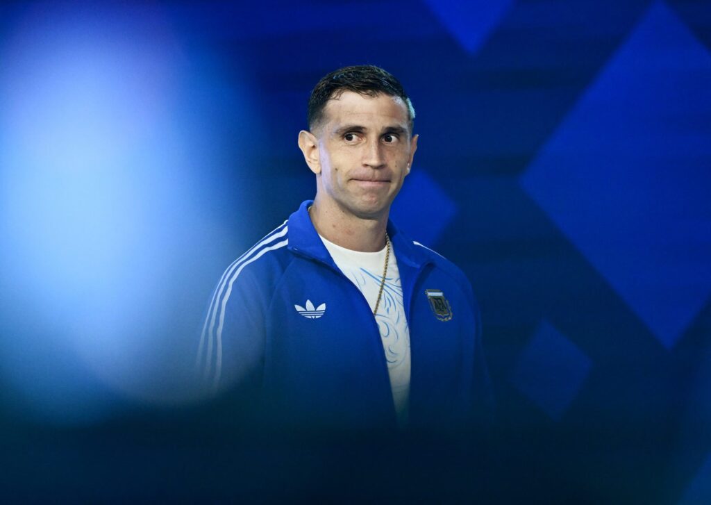 Dibu Martínez confiesa que llora solo y cómo evitó operación por el Mundial