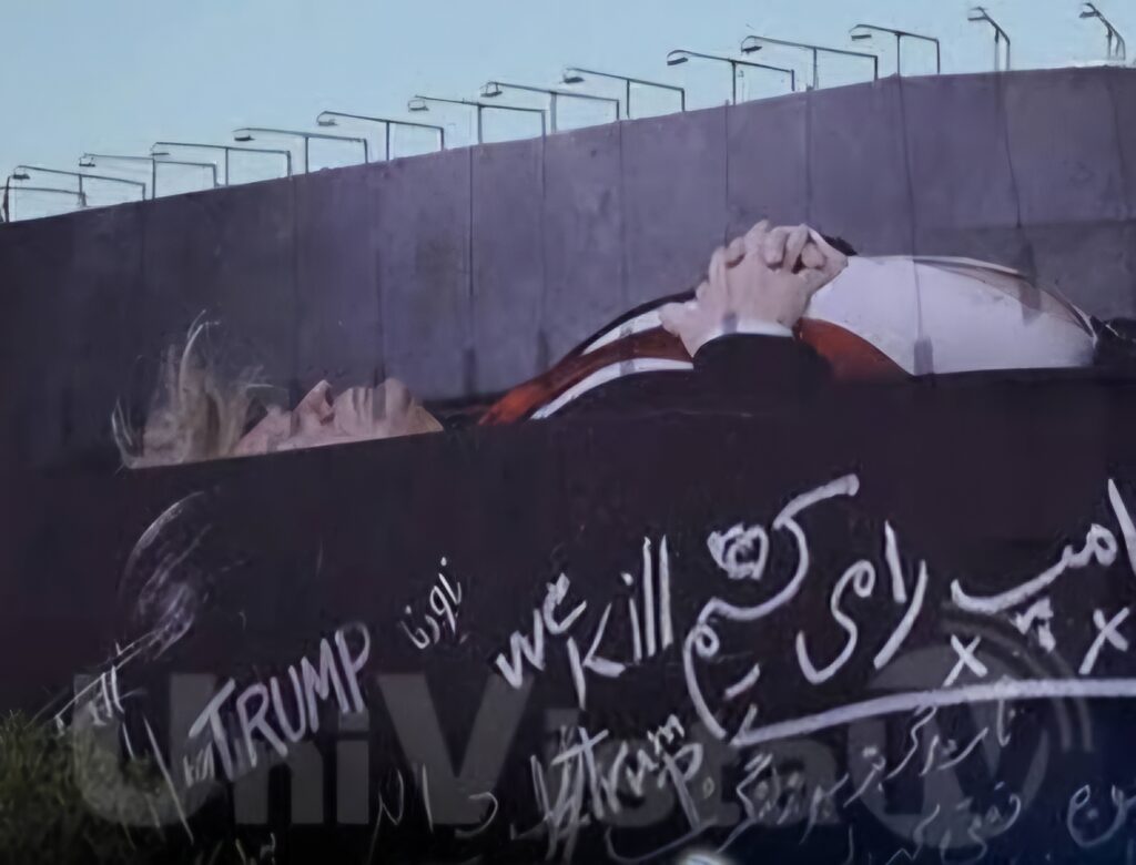 Irán exhibe mural de Trump en un ataúd en su plaza principal
