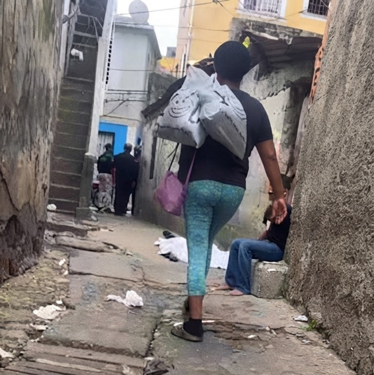 Insólita escena en La 42 de Capotillo con cadáver tirado mientras niños juegan y vecinos continúan su rutina sin inmutarse
