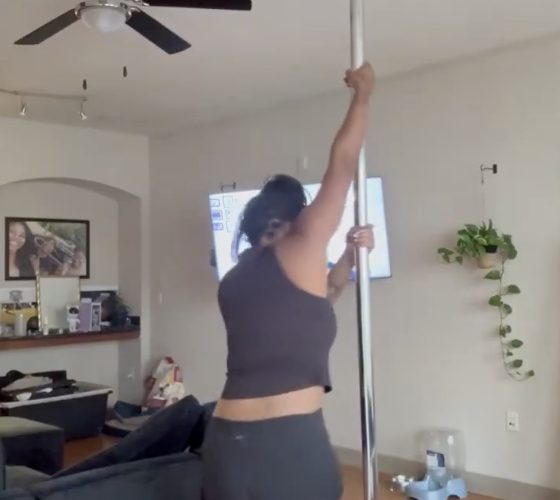 ¡Lo rompió! Casi se cae y termina inundando su apartamento mientras practicaba pole dance