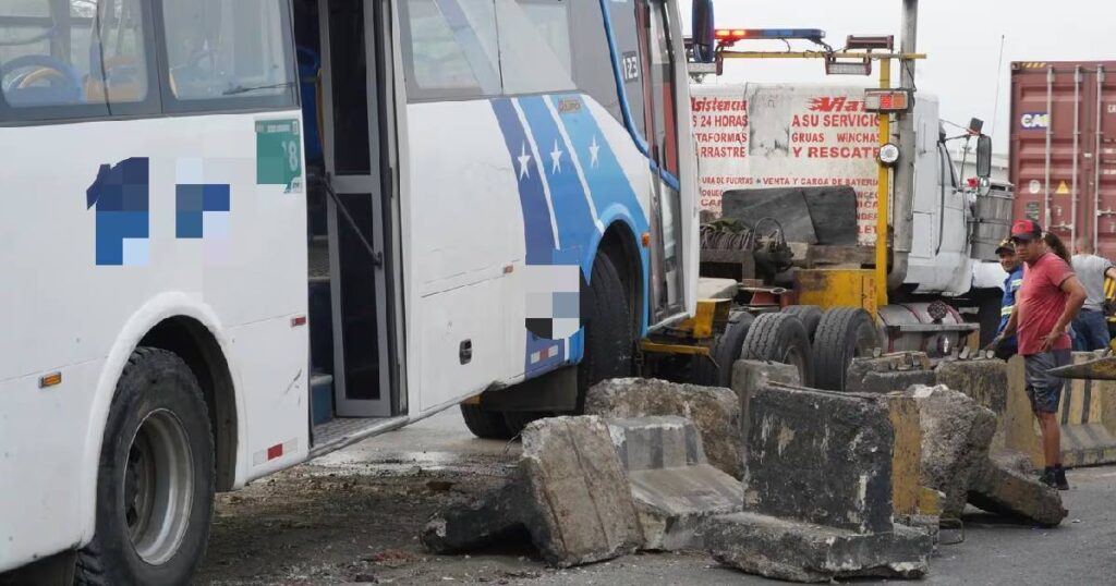 Bus urbano choca contra muro divisor en la vía Perimetral