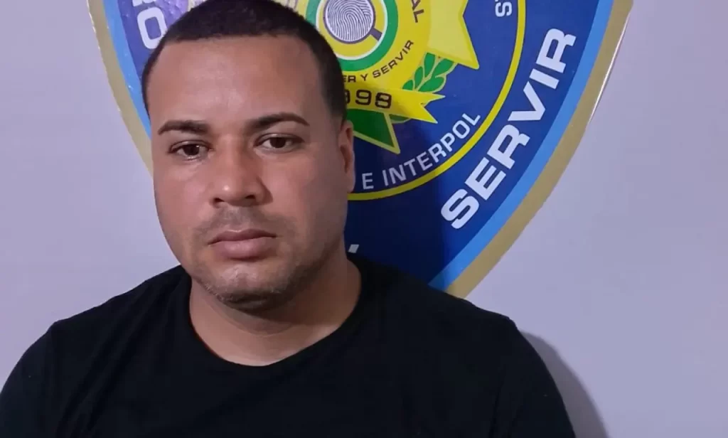 Policía esclarece presunto autorrobo en Villa González y arresta implicado