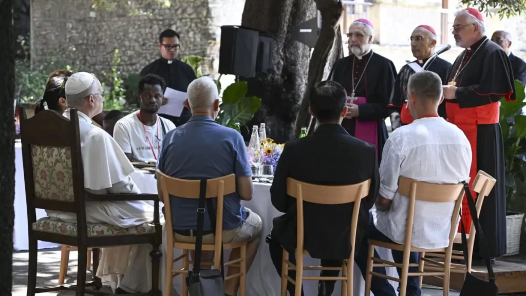 Papa León XIV comparte almuerzo con pobres y migrantes y pide eliminar causas de la pobreza
