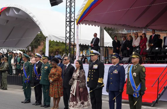 Colombia conmemora su Independencia con último desfile militar encabezado por Petro