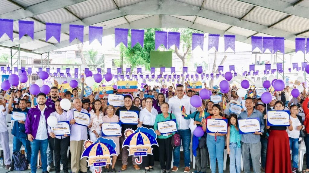 Daniel Noboa lleva ayuda económica a familias afectadas por el invierno en Colimes y Santa Lucía