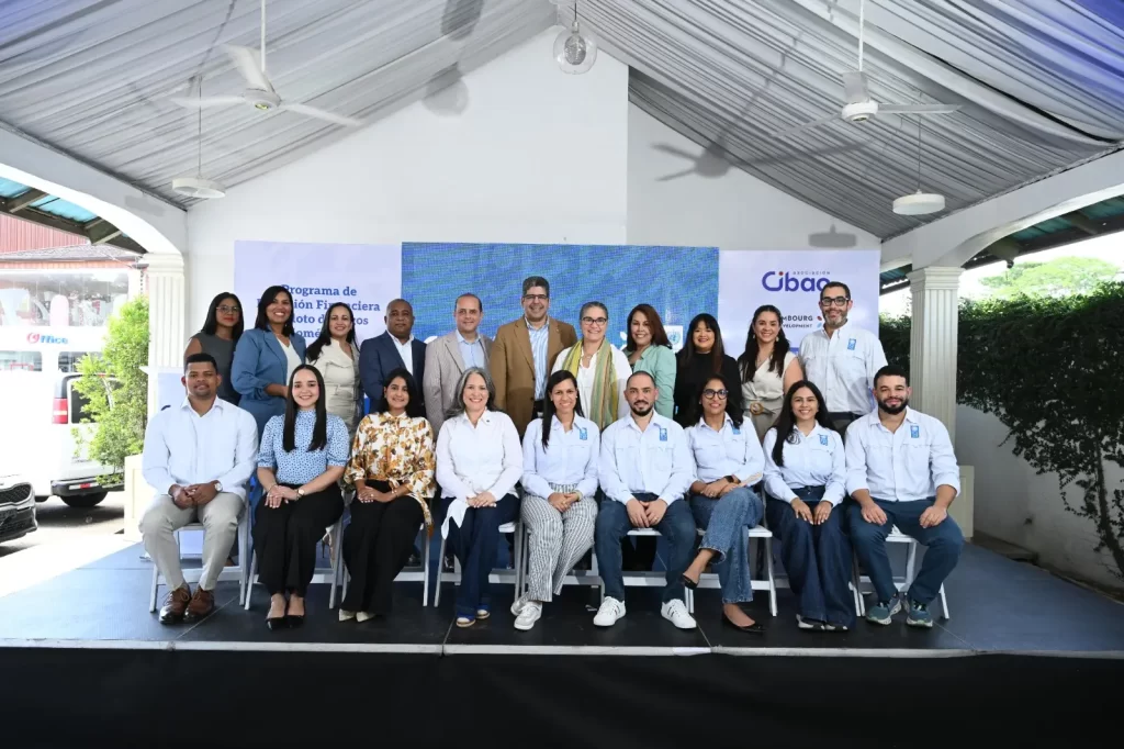 Iniciativa impulsa la inclusión financiera de cientos de familias en La Vega