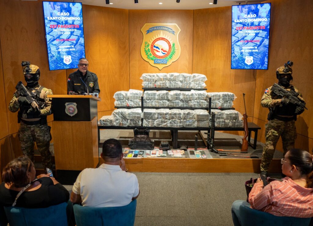 DNCD arresta tres hombres e incauta 237 paquetes de presunta cocaína durante persecución en Santo Domingo