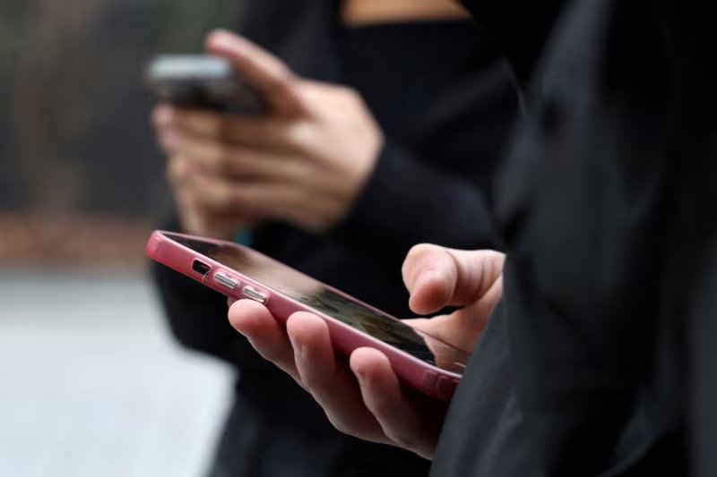 Francia prohíbe redes sociales a menores de 15 años desde septiembre