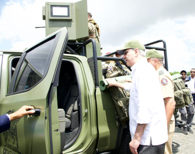 Abinader entrega drones, vehículos militares y presenta el blindado FURIA VBD-2