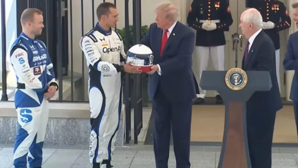 Álex Palou entrega un casco personalizado a Donald Trump durante acto en la Casa Blanca