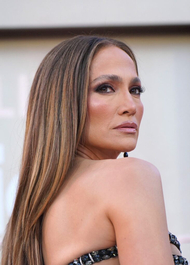 Los 57 años de Jennifer López: claves de su imperio en la moda mundial