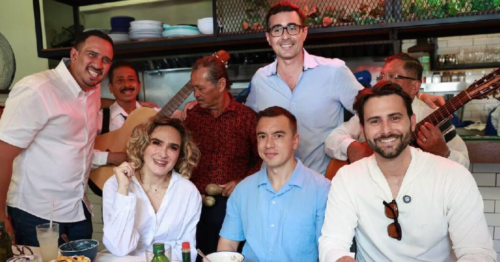 Noboa reúne a precandidatos seccionales con encebollado incluido