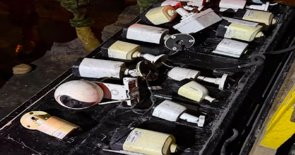 Militares retiran más de 20 cámaras ilegales en postes de la coop. Juan Montalvo, en el norte de Guayaquil