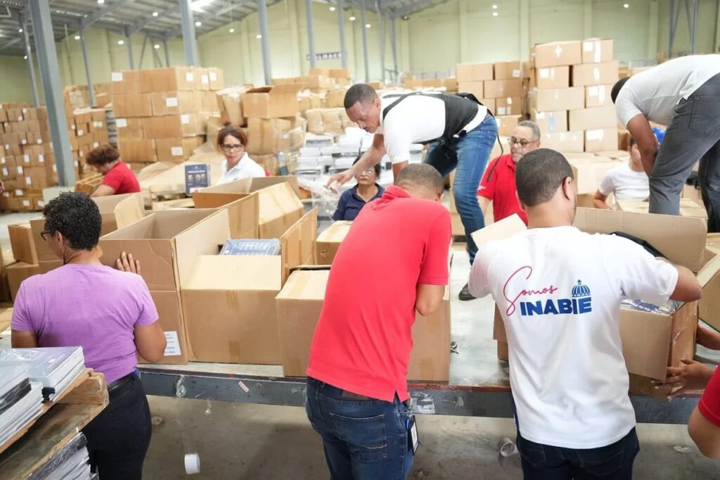 Minerd acelera preparativos para el año escolar 2026-2027 con entrega de libros, útiles y nuevas aulas