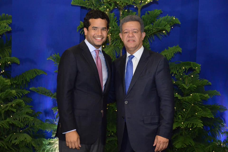 Leonel y Omar Fernández intercambian roles en dinámico video por el Día del Padre