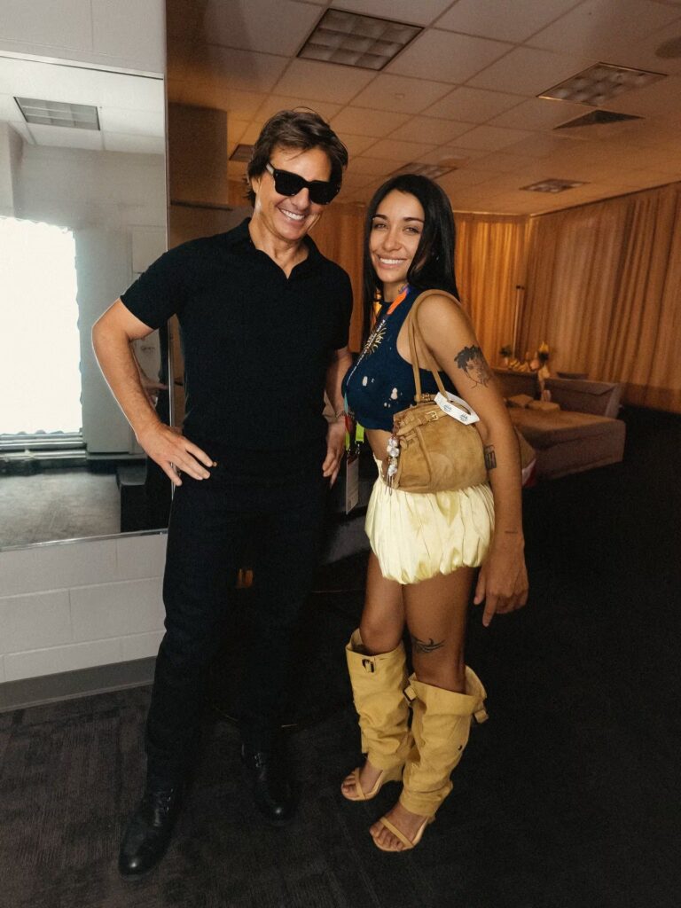 Video: Tom Cruise saluda a María Becerra en su camarín tras himno mundialista