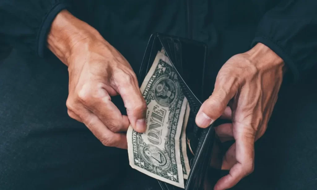 Problemas con el dinero podrían hacer envejecer el cerebro