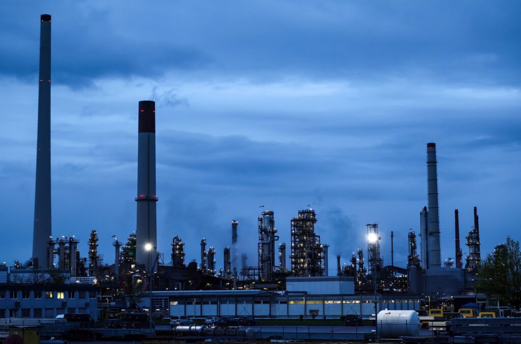 Petróleo cae más de 4% y alivia temores inflacionarios globales