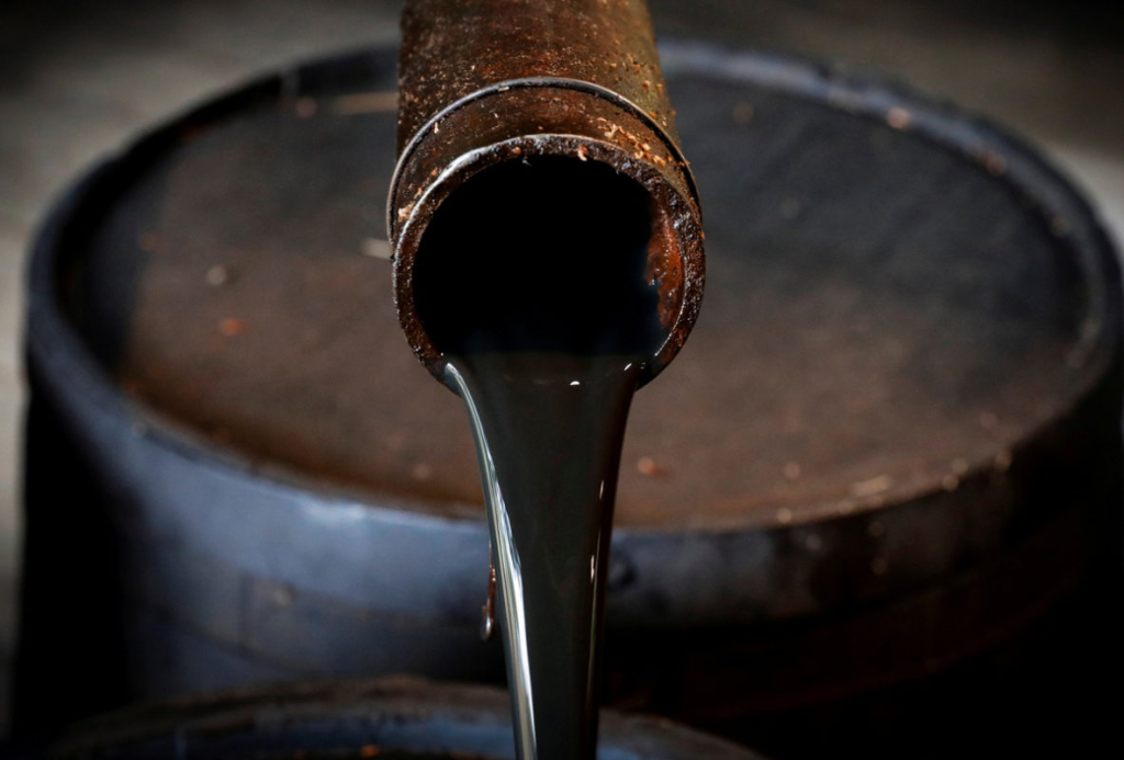 El barril de brent cae un 3,88 %, hasta 96,78 dólares, pendiente de Oriente Medio