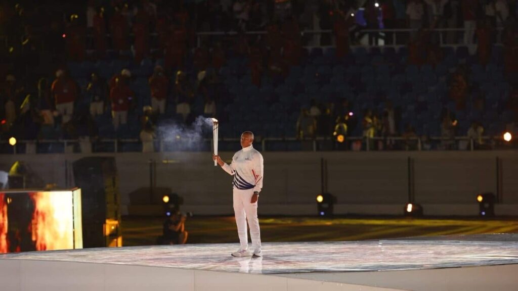 Félix Sánchez llora de emoción tras recibir antorcha en los Juegos Centroamericanos