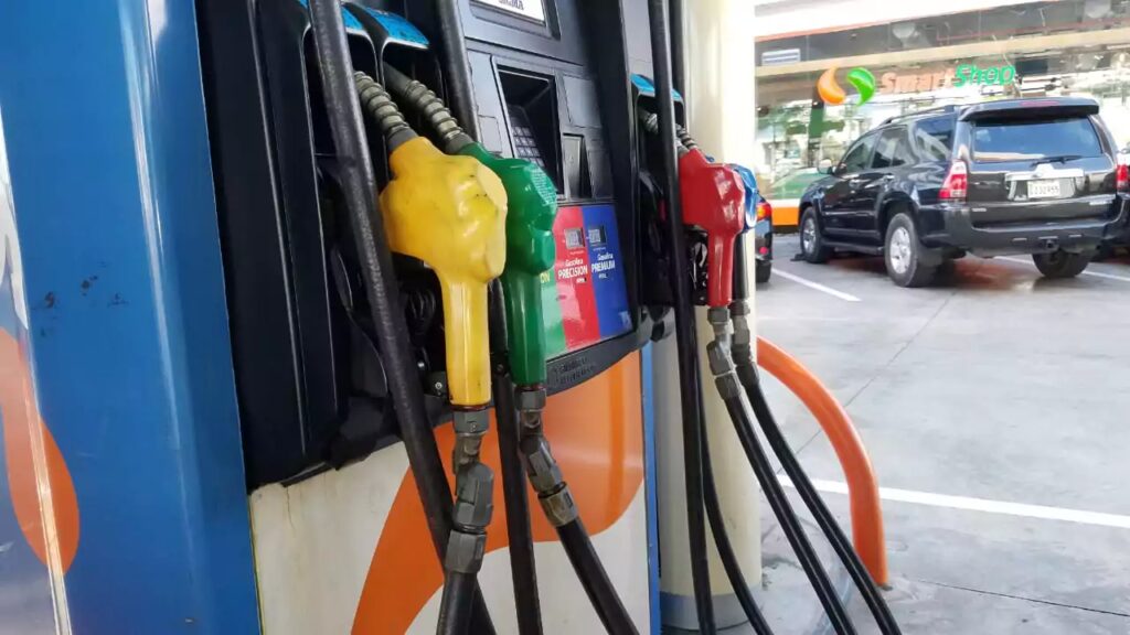 Gobierno congela precios de combustibles pese a aumento del petróleo internacional