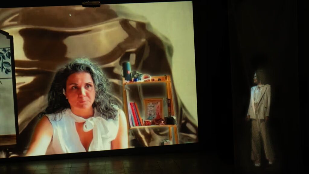 Una obra teatral que conecta dos ciudades con un avatar virtual en vivo