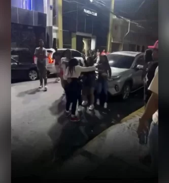 Conflicto entre varias mujeres frente a Club en Los Mina se hace viral en redes