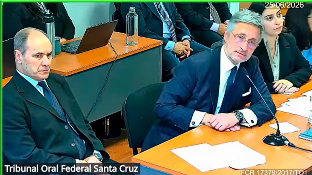Claudio Villamide junto a sus defensores Juan Pablo Vigliero y Magal&iacute; Crespo