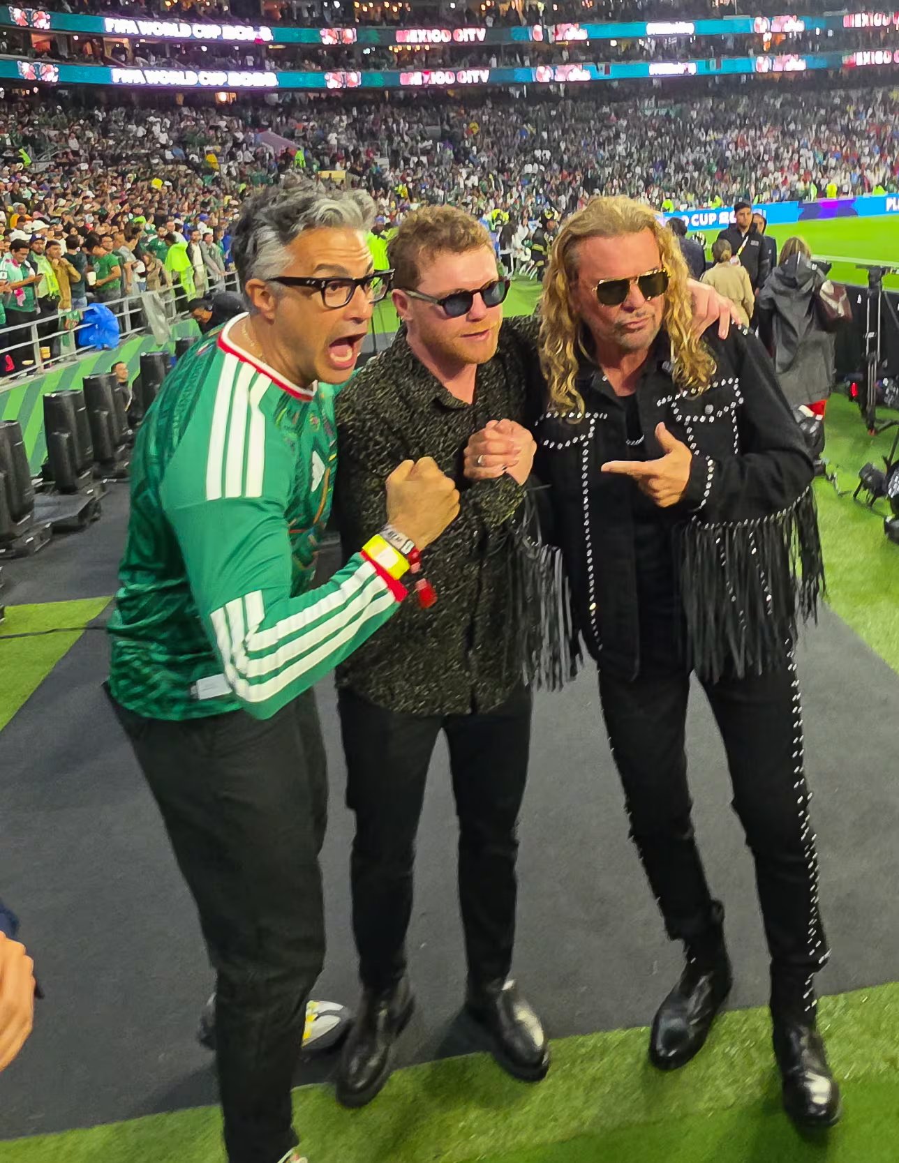 El momento previo a la aparición de la banda fue protagonizado por Jaime Camil y Saúl ‘Canelo’ Álvarez (Cortesía)