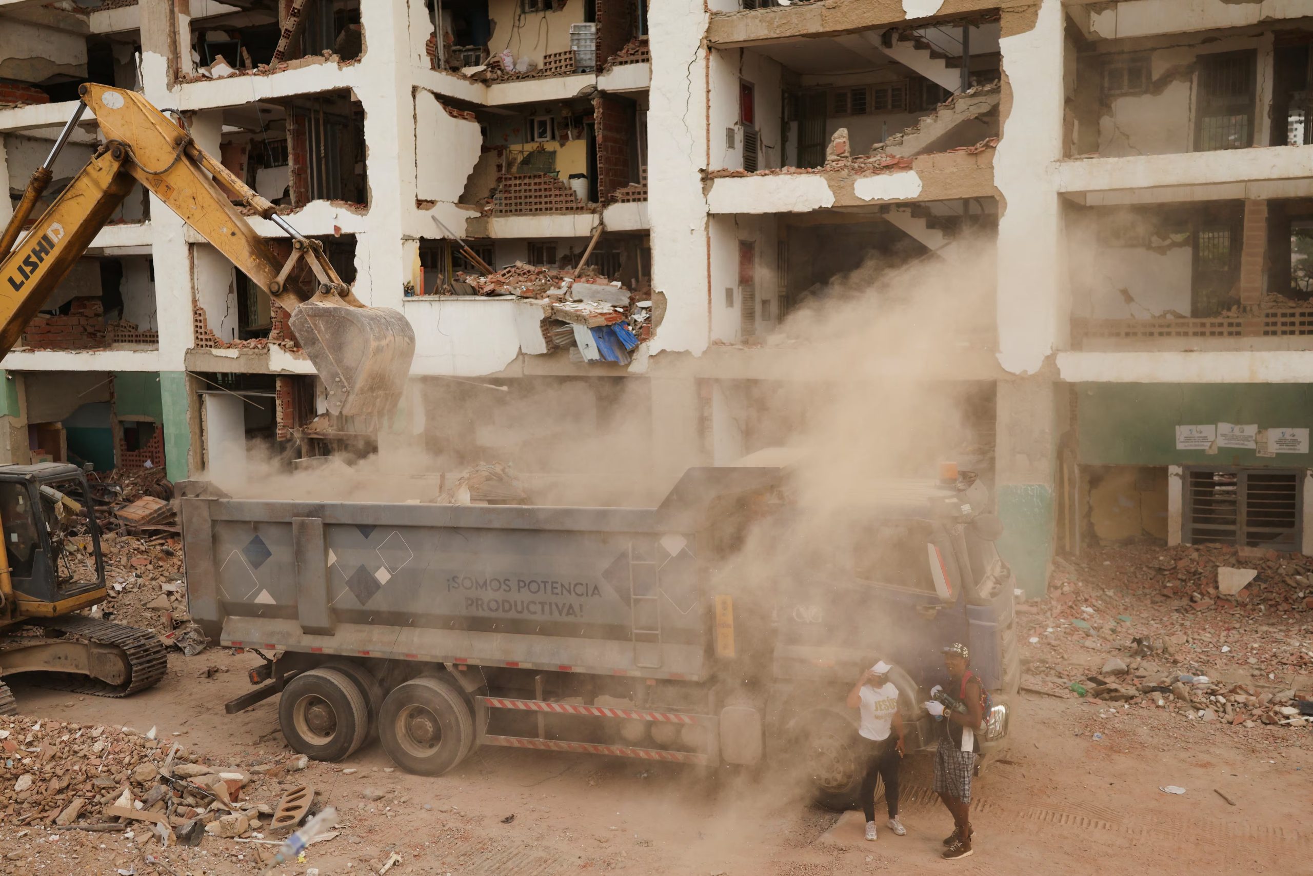 FOTO DE ARCHIVO- Maquinaria pesada trabaja en la recogida de escombros tras los terremotos del 24 de junio en La Guaira (Venezuela), el 8 de julio de 2026. REUTERS/Pablo Sanhueza