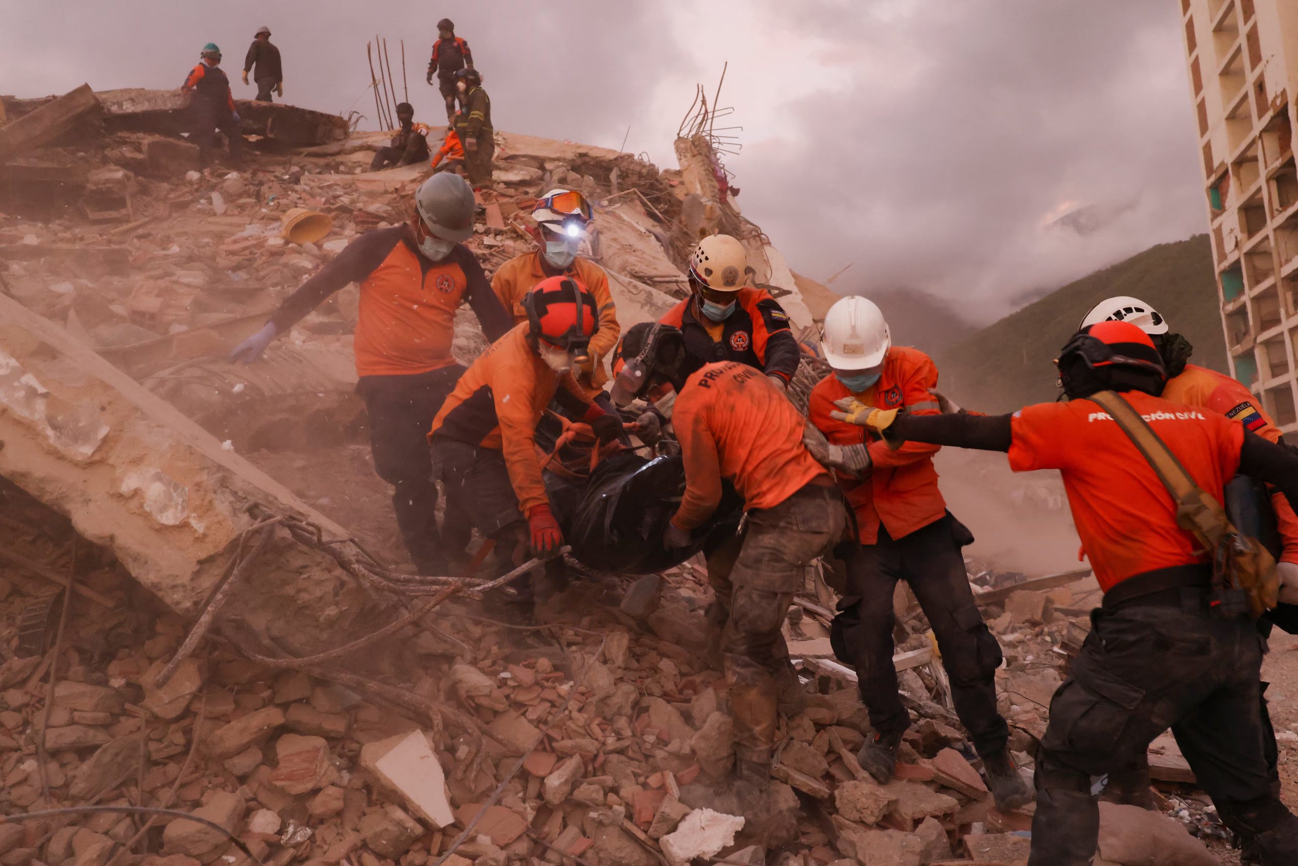 FOTO DE ARCHIVO- Los equipos de rescate transportan una bolsa con el cad&aacute;ver de una v&iacute;ctima entre los escombros de un edificio, tras los terremotos del 24 de junio, en La Guaira (Venezuela), el 8 de julio de 2026. REUTERS/Pablo Sanhueza