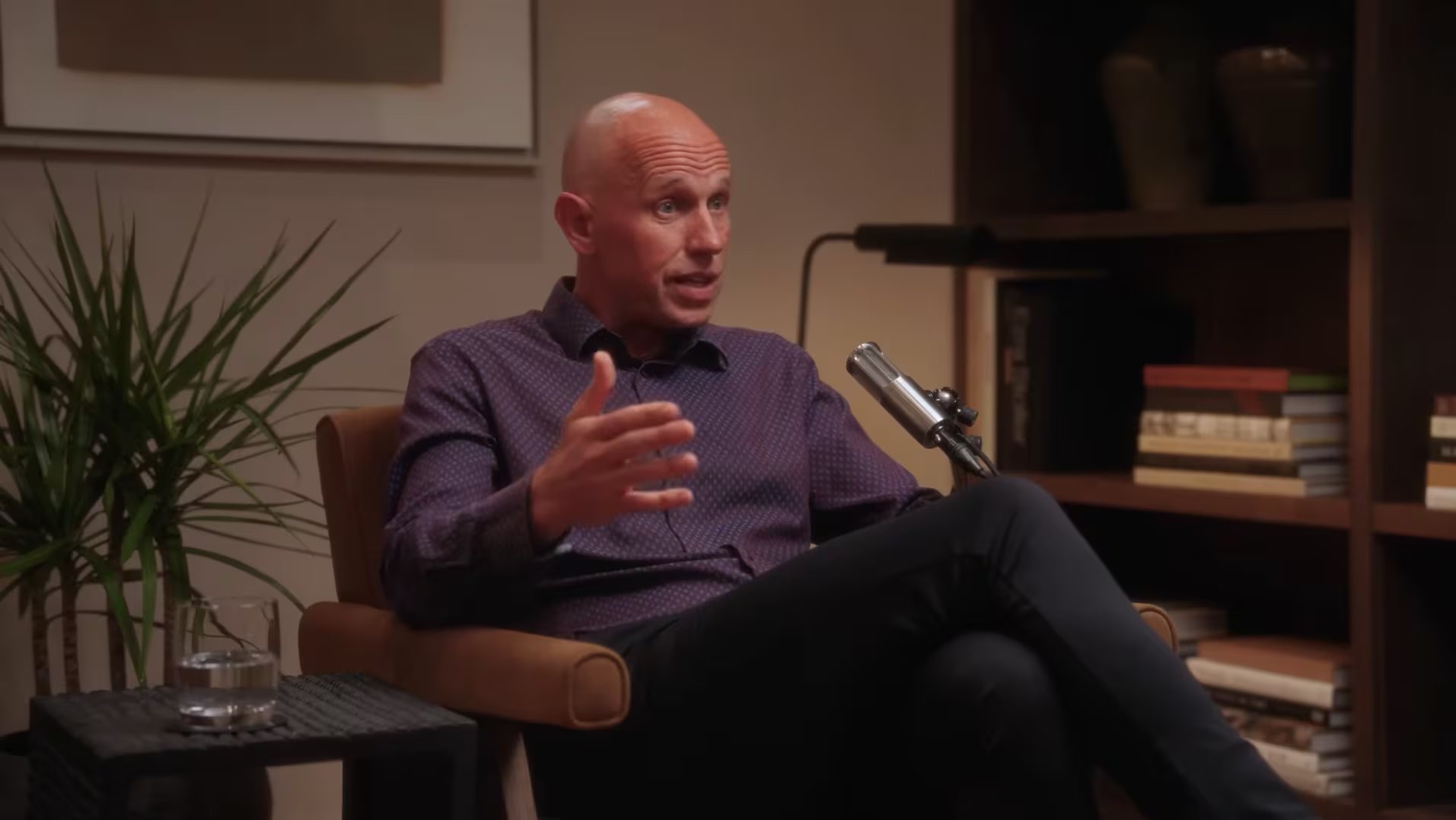 Gene Bowman afirmó que la patología cerebral puede identificarse antes de la aparición de síntomas mediante marcadores sanguíneos específicos (Captura de video: Youtube/@The.Living.Room.Podcast)