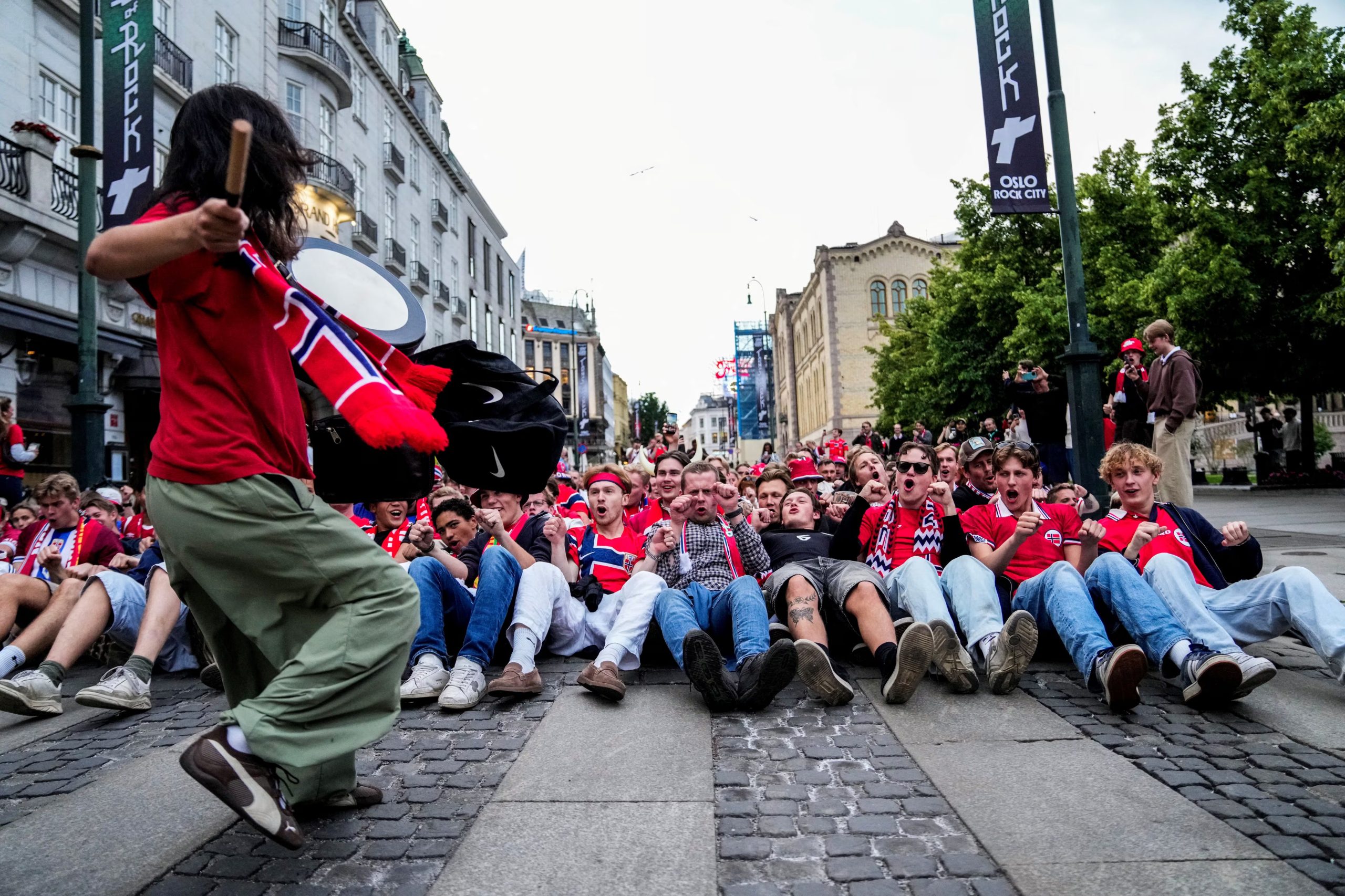 Tanto el público en las tribunas como hinchas en las calles festejan al ritmo del remo vikingo. (Reuters)