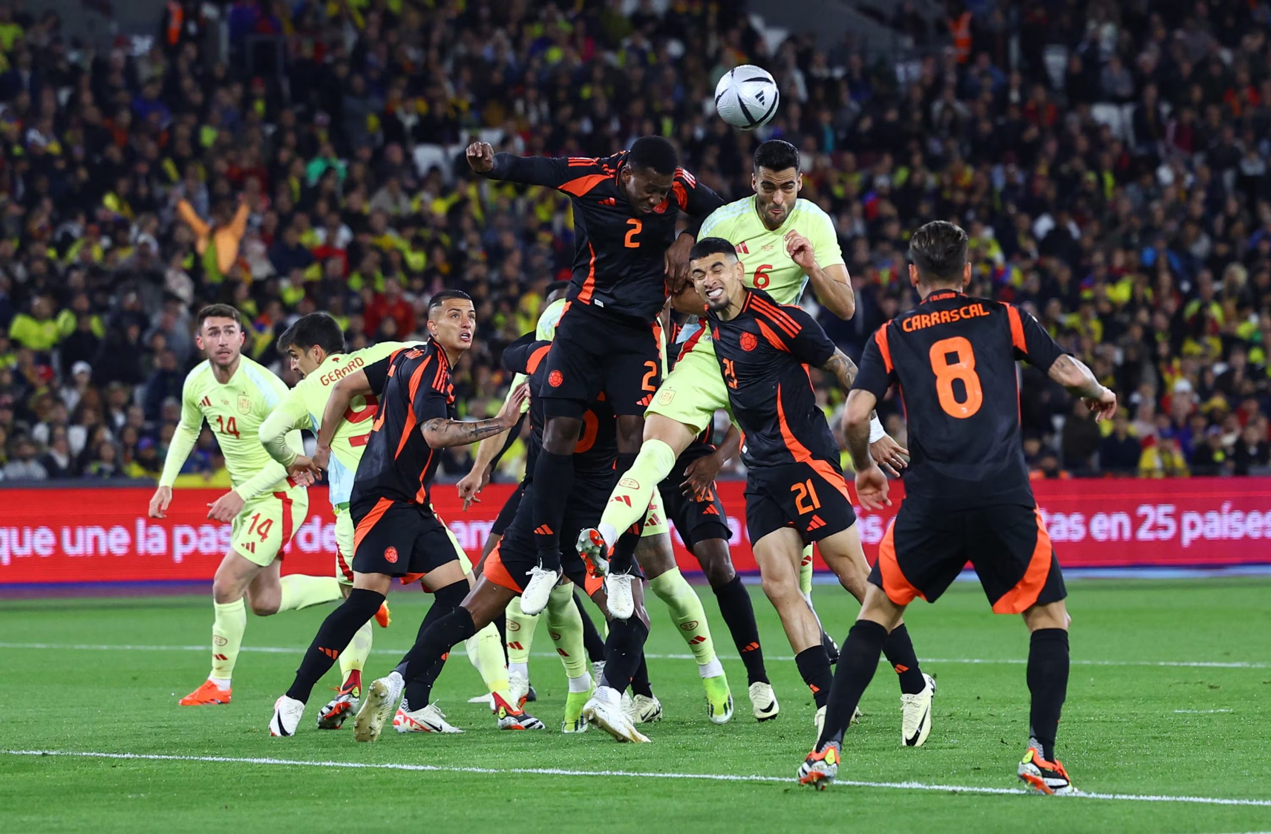 Daniel Mu&ntilde;oz, Carlos Cuesta Cuesta en la disputa de una pelota con el volante Mikel Merino-cr&eacute;dito Hannah Mckay/REUTERS