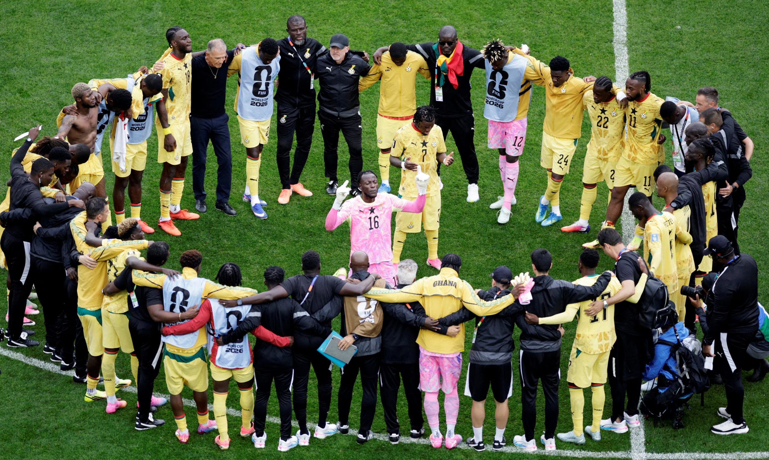 Jugadores y cuerpo técnico de Ghana forman un círculo alrededor de Abdul Fatawu y Benjamin Asare después del partido ante Inglaterra - crédito Pilar Olivares/Reuters