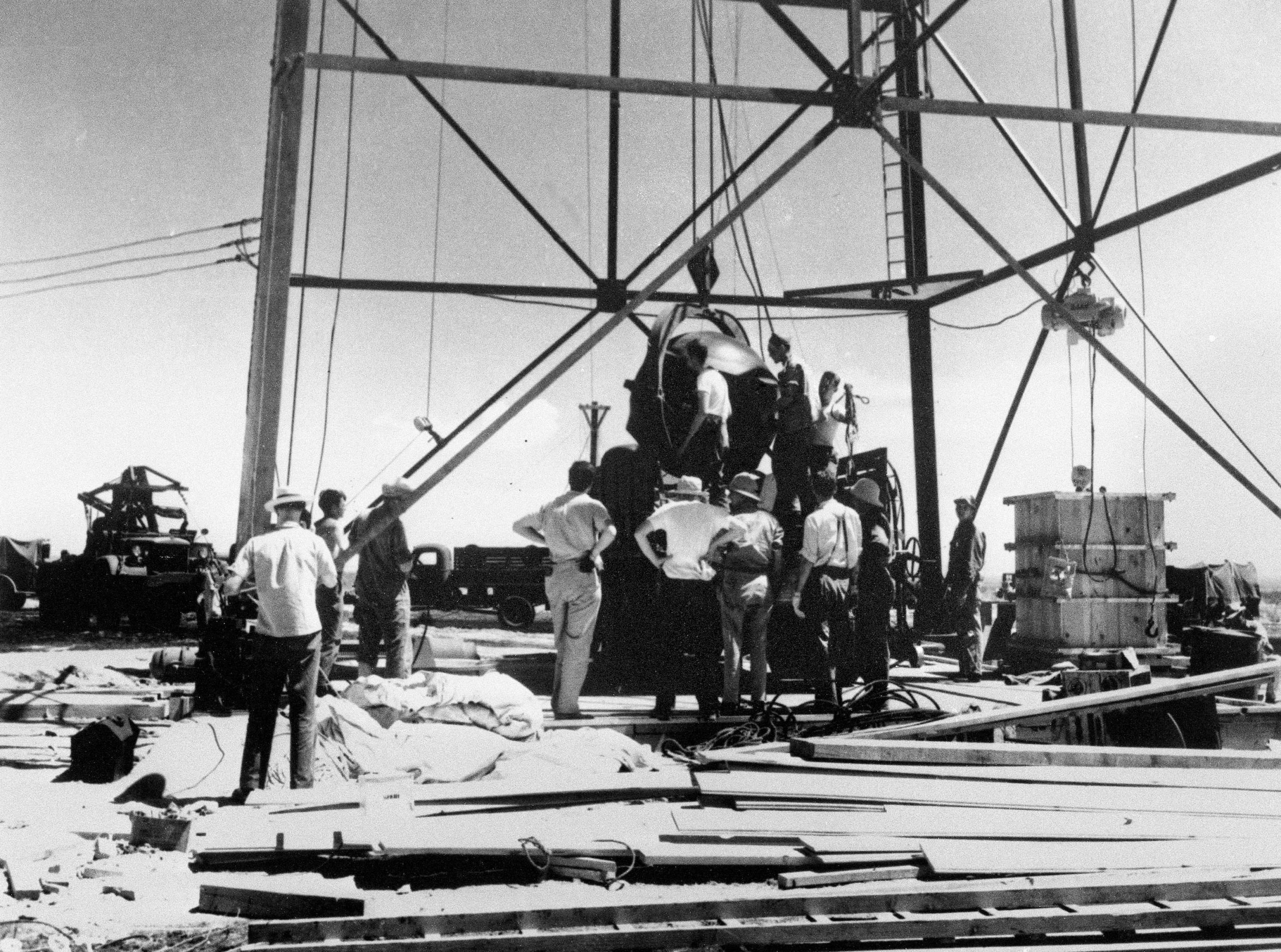 La bomba manipulada por científicos para situarse sobre la torre de 30 metros en la que fue detonada. (Foto AP/archivo)