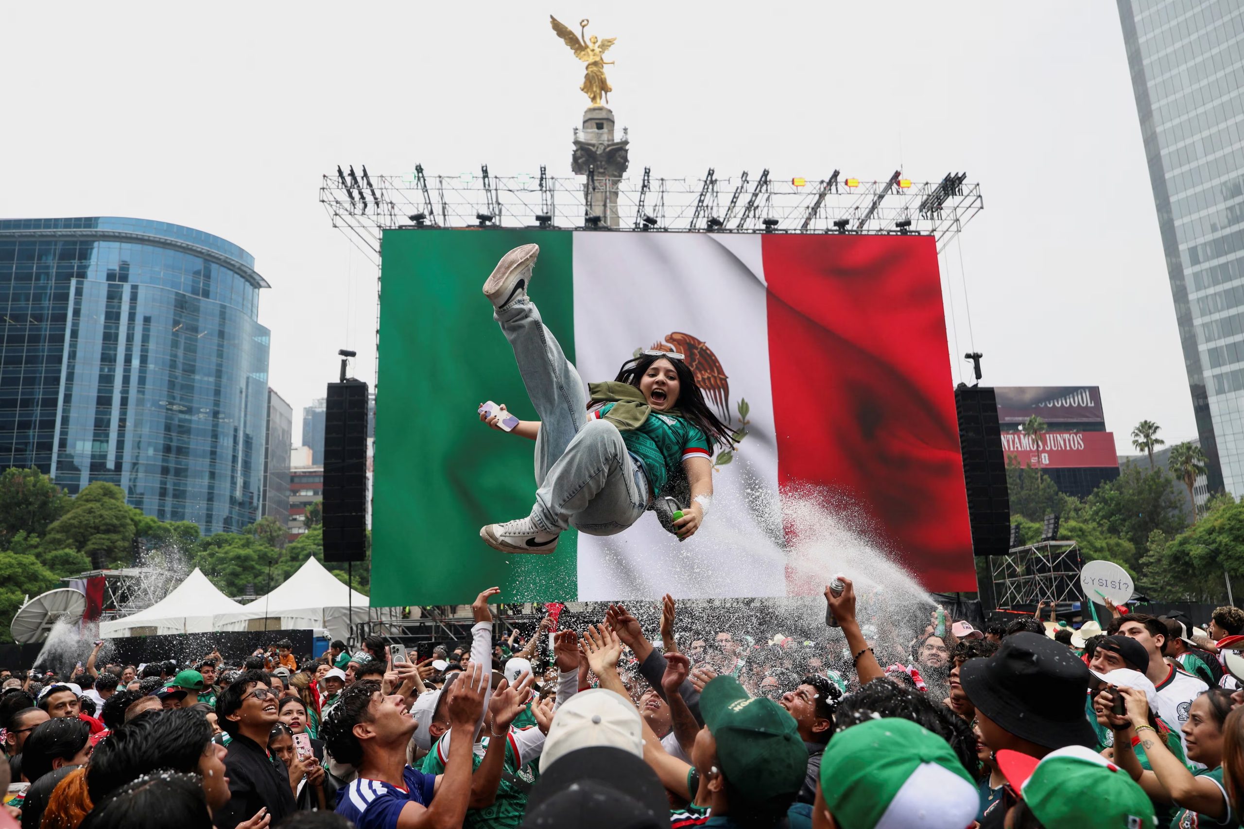 Los festejos del Mundial 2026 en Paseo de la Reforma le dieron la vuelta al mundo e incluyeron tradiciones como el “quiere volar”, cánticos y el “Payaso de rodeo”. REUTERS/Luis Cortes